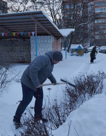 Всё вокруг белым бело много снега намело